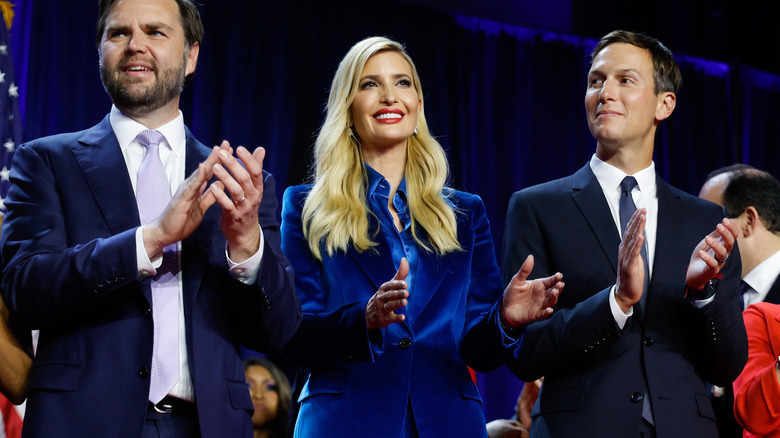 Ivanka Trump porte un costume bleu