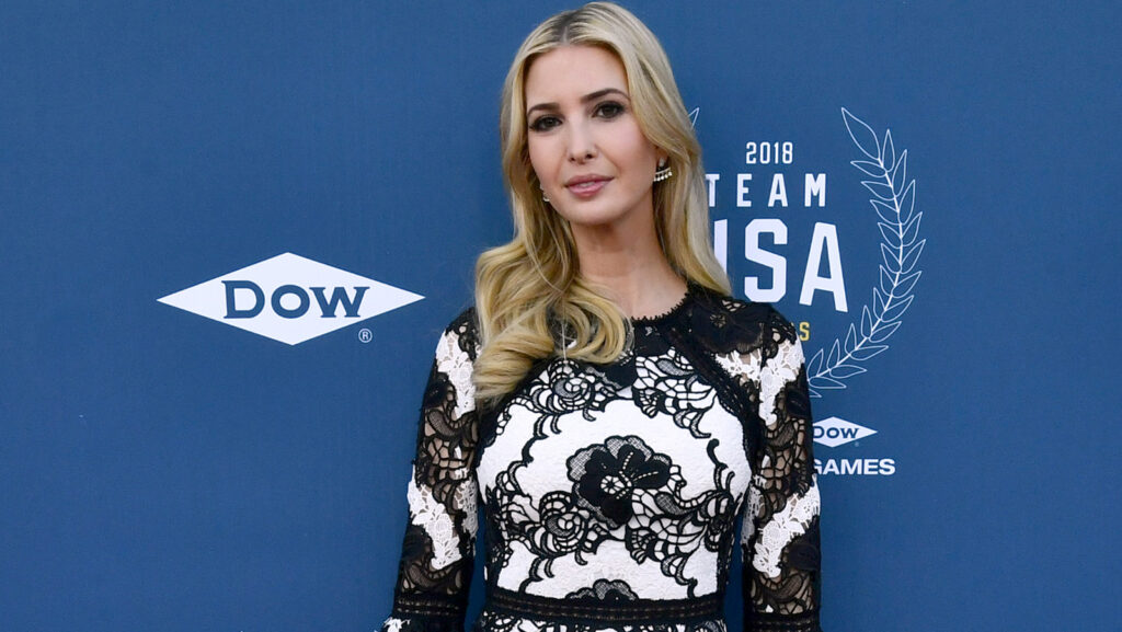 Ivanka Trump revient pour soutenir son père dans sa tenue la plus insipide à ce jour