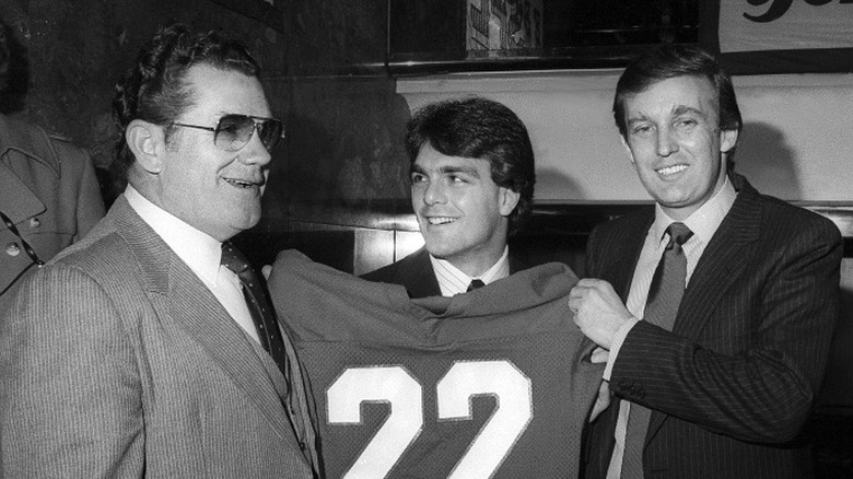 L'entraîneur-chef des Generals Walt Michaels, le quart-arrière Doug Flutie et Donald Trump lors d'une conférence de presse de l'USFL (1985)