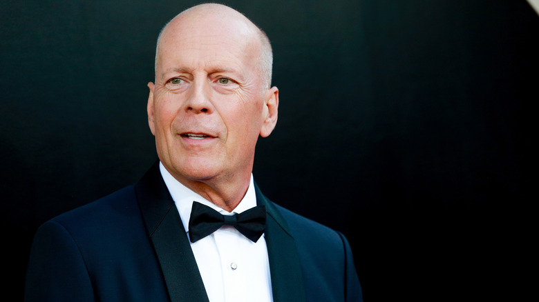 Bruce Willis porte un smoking