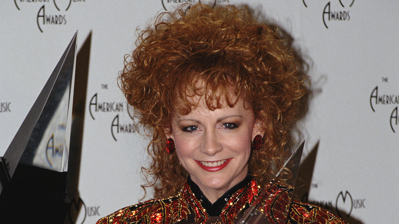 Reba McEntire avec d'énormes cheveux bouclés aux American Music Awards