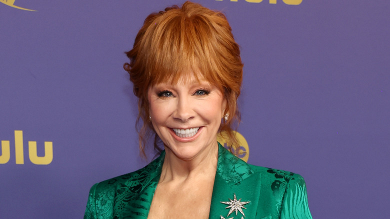 Reba McEntire avec les cheveux hauts aux Emmys