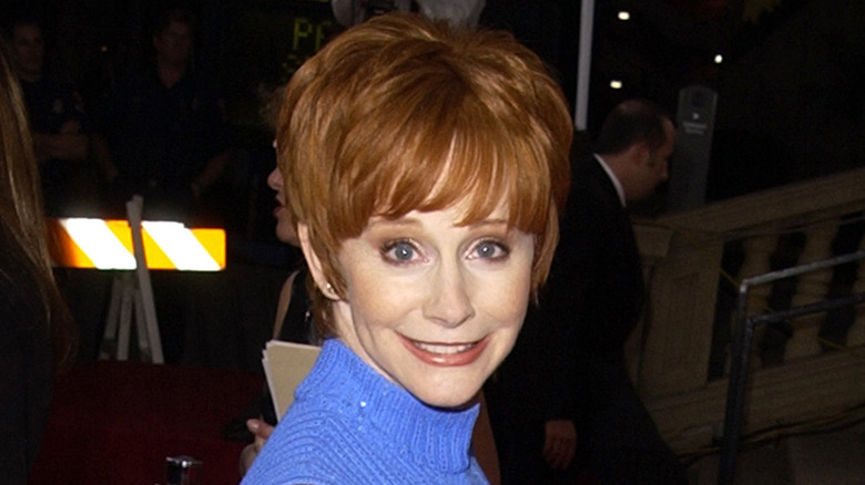 Reba McEntire aux cheveux roux courts aux People's Choice Awards 2002