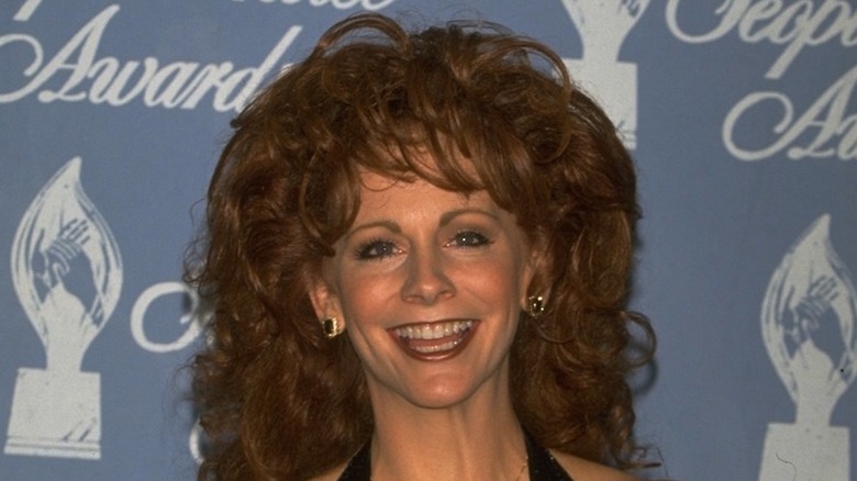 Reba McEntireavec d'énormes cheveux châtains aux People's Choice Awards