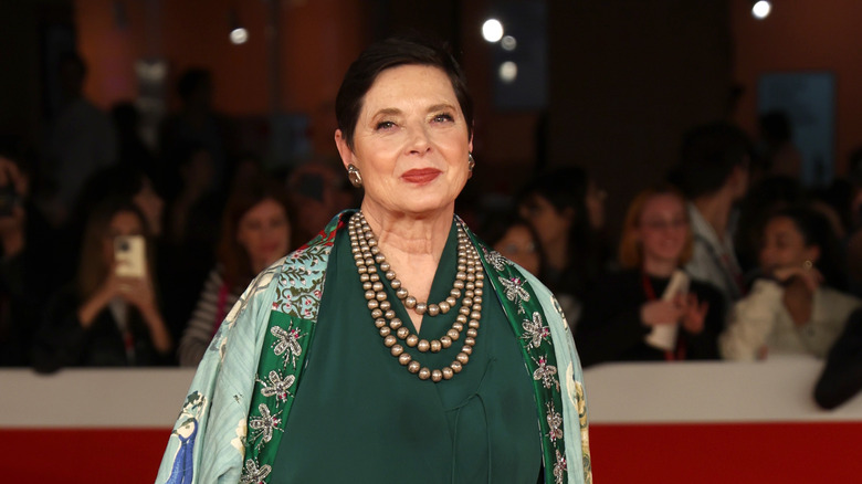 Isabella Rossellini souriante sur le tapis rouge