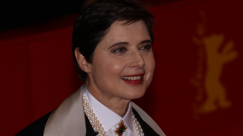 Isabella Rossellini souriante sur le tapis rouge