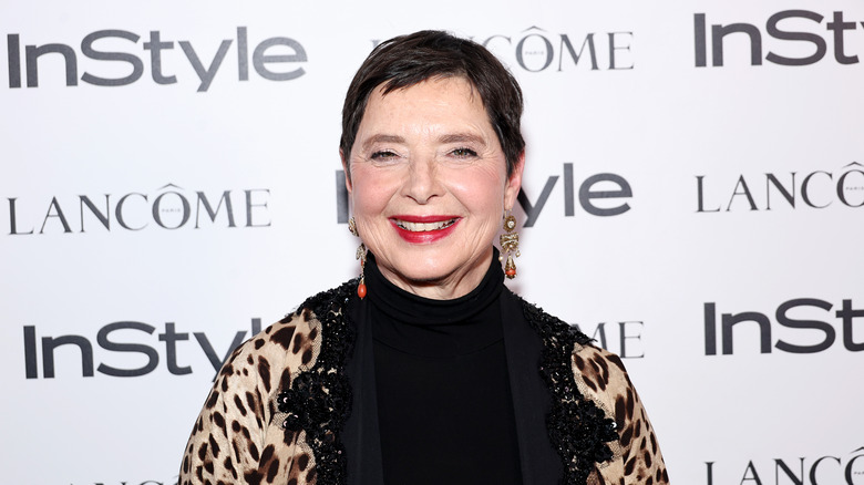 Isabella Rossellini souriante sur le tapis rouge