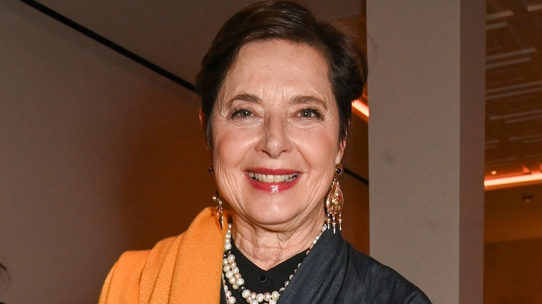 Isabella Rossellini souriante sur le tapis rouge