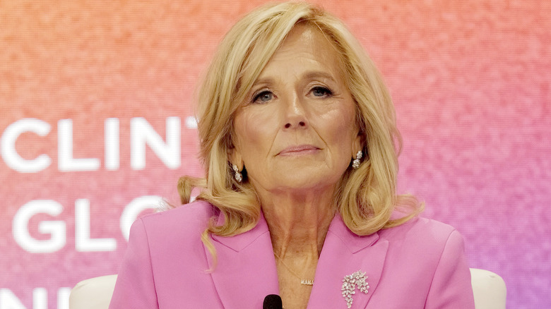 Jill Biden porte un costume rose