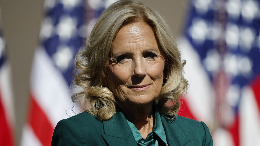 Le choix inconscient de Jill Biden quant à la tenue du jour de l'élection se retourne totalement contre lui