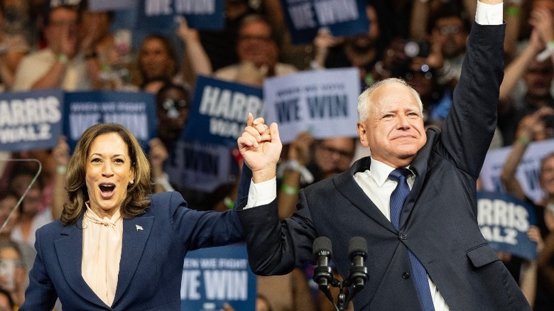 Kamala Harris et Tim Walz applaudissent sur scène lors d'un rassemblement à Philadelphie, Pennsylvanie (2024)