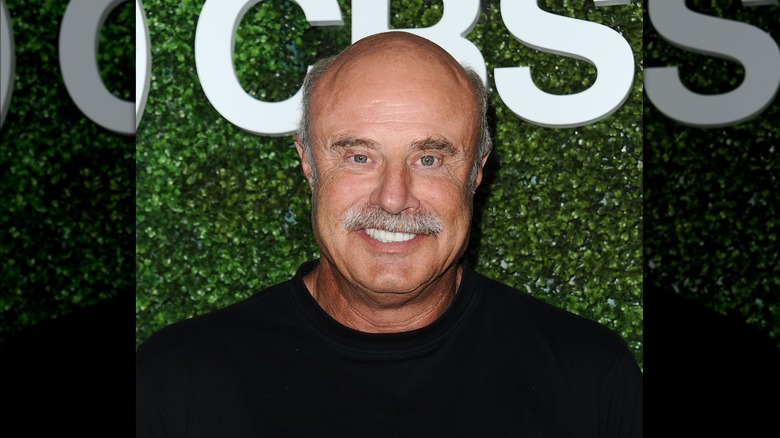 Le Dr Phil pose pour une photo lors d'un événement CBS