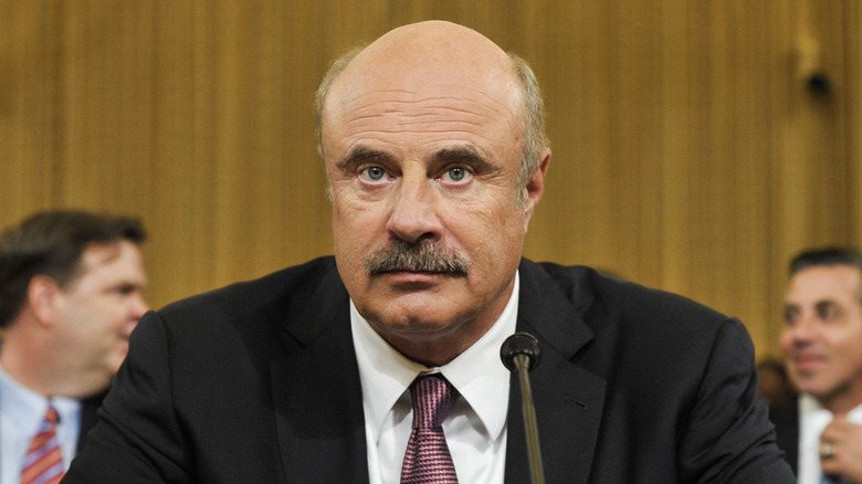 Le Dr Phil assiste à une audience du tribunal