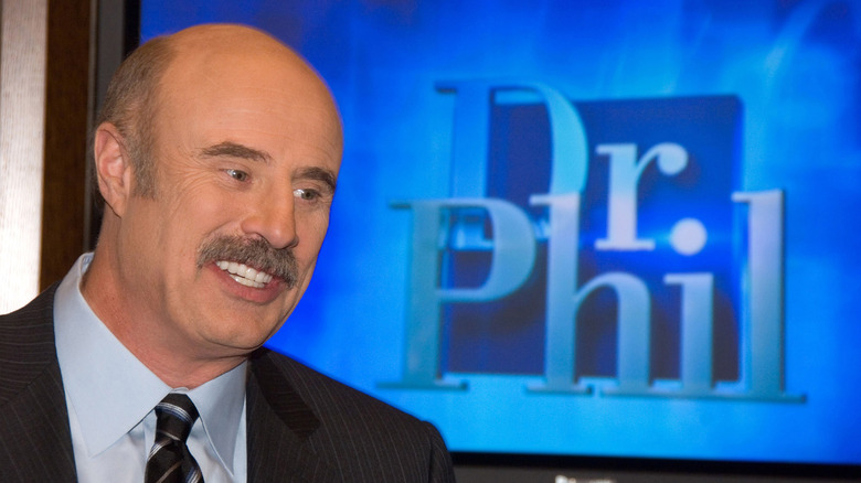 Le Dr Phil sourit devant un écran de contrôle du Dr Phil