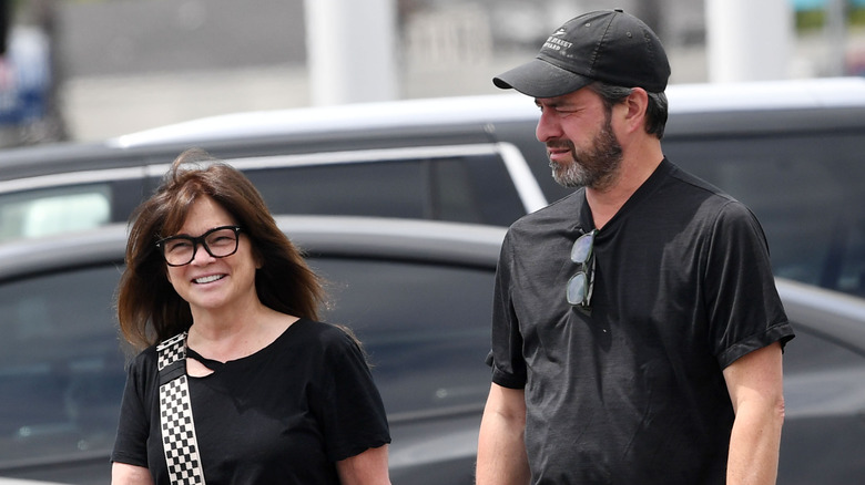 Valerie Bertinelli et Mike Goodnough photographiés en déplacement par des paparazzi.