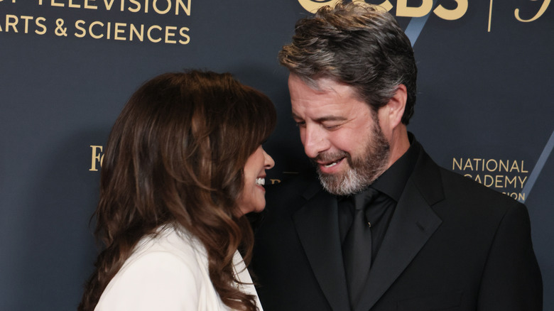 Valérie Bertinelli et Mike Goodnough partagent un doux moment sur le tapis rouge des Daytime Emmys.