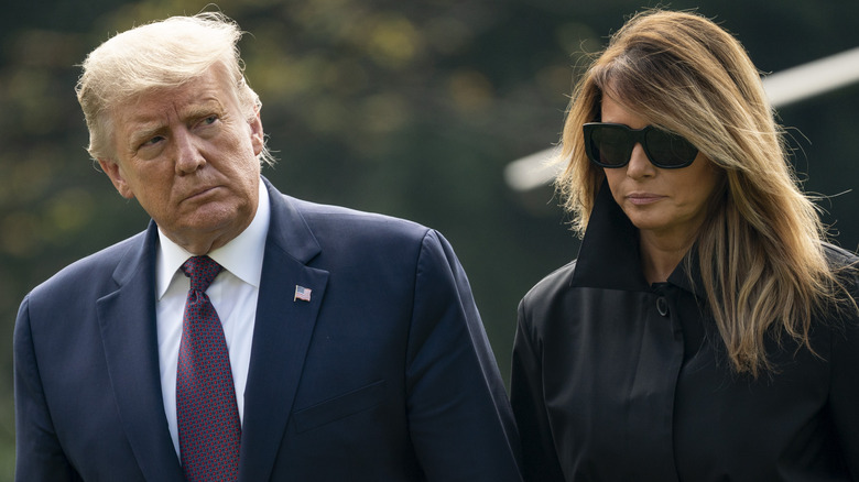 Donald Trump et Melania Trump marchant dehors