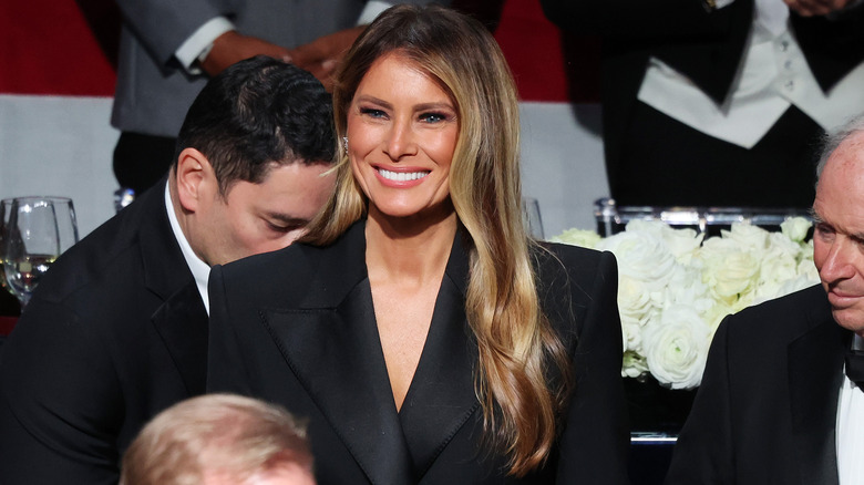 Melania Trump souriante lors d'un événement.