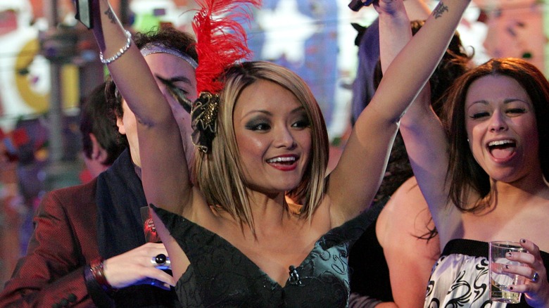 Tila Tequila fait la fête avec les candidats d'une émission de téléréalité