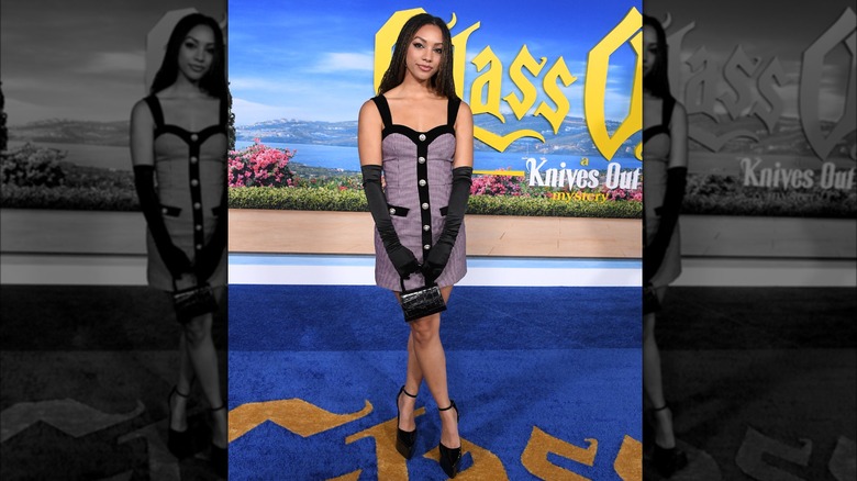 Corinne Foxx posant avec de longs gants noirs