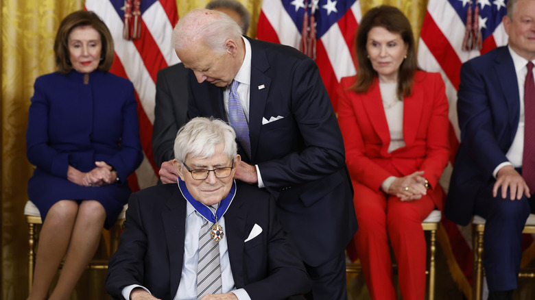 Phil Donahue reçoit une médaille des mains de Joe Biden