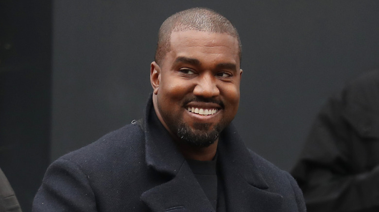 Kanye West souriant