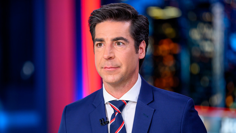 Jesse Watters dans un costume bleu et une cravate rayée