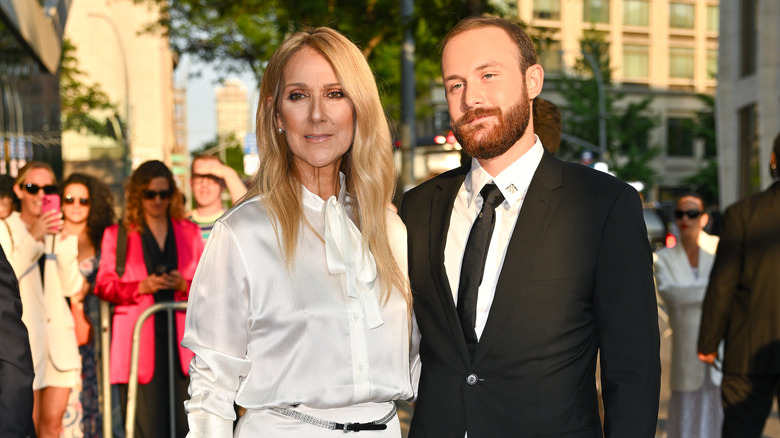 René-Charles Angélil et Céline Dion posant avec une foule