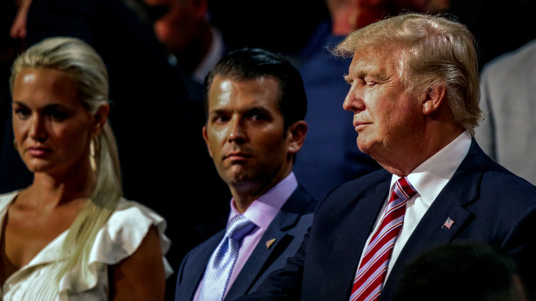 Donald Trump, Donald Trump Jr. et Vanessa Trump se tiennent ensemble à la DNC