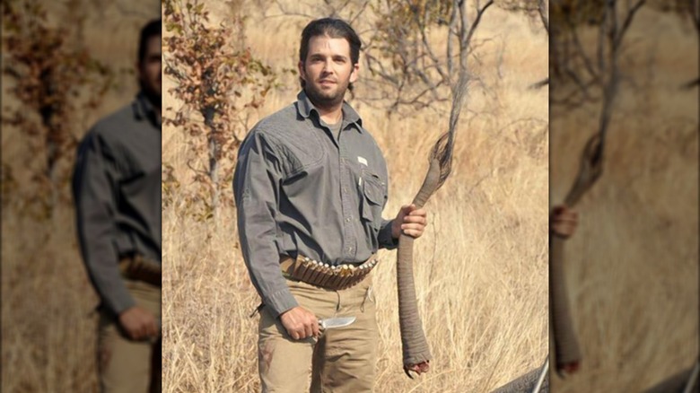 Donald Trump Jr. pose avec une queue d'éléphant