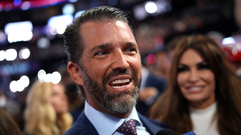 Donald Trump Jr. s'adressant aux rapports du RNC