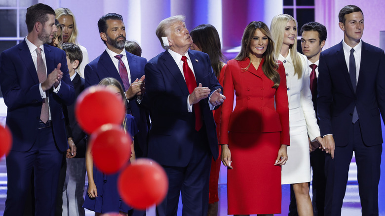 La famille Trump sur scène avec des ballons tombant autour d'elle