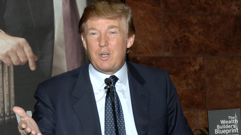 Donald Trump, s'exprimant sur un podium