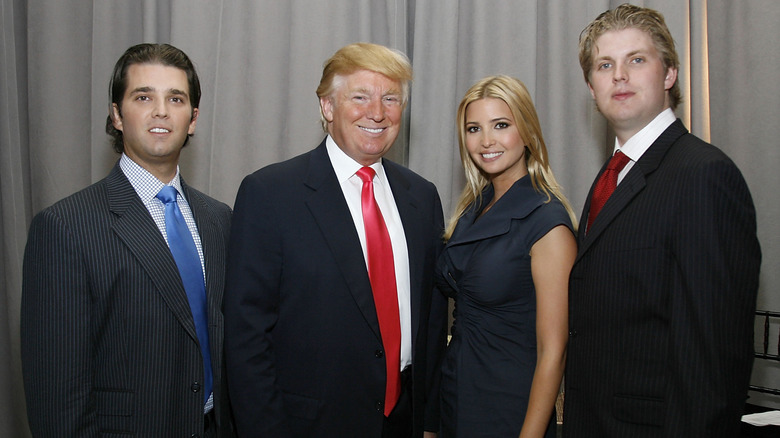 Donald Trump posant avec ses enfants Donald Jr., Eric et Ivanka