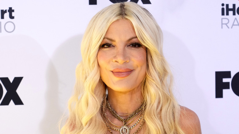 Tori Spelling cheveux longs ondulés