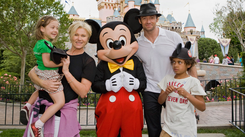 Hugh Jackman et sa famille posant