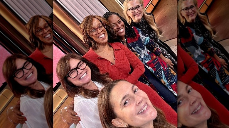 Gayle King et d'autres posant pour un selfie