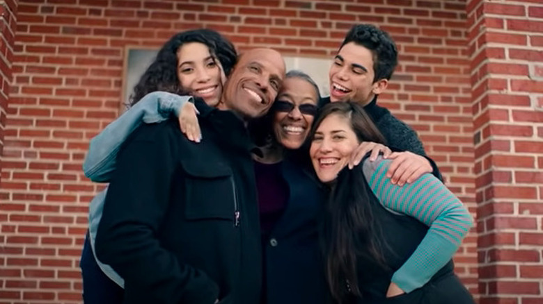 Cameron Boyce et Jo Ann Crazier posent aux côtés des membres de 