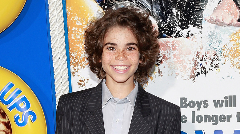 Cameron Boyce pose pour une photo en costume à fines rayures