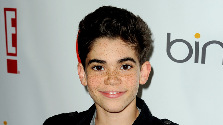 Cameron Boyce pose pour une photo sur le tapis rouge 