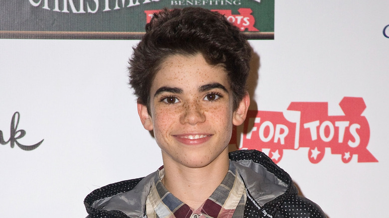 Cameron Boyce pose pour une photo en sweat à capuche et chemise à carreaux