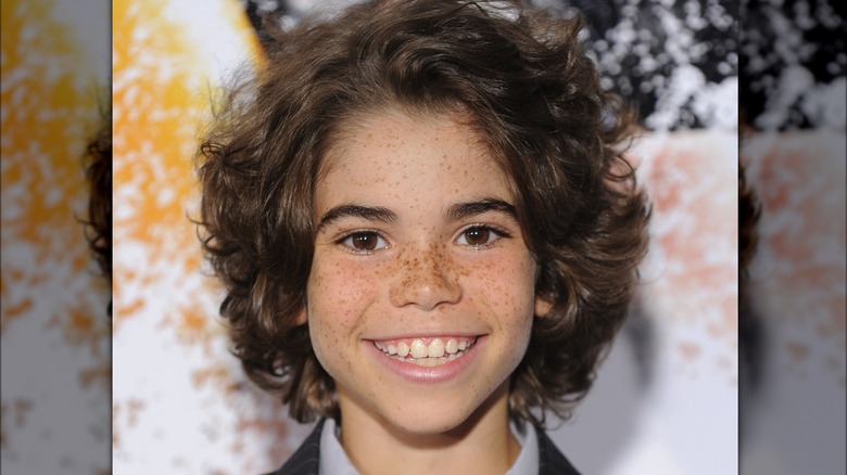 Le jeune Cameron Boyce posant sur le tapis rouge