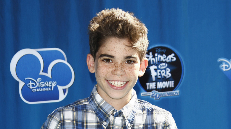 Cameron Boyce pose sur le tapis rouge