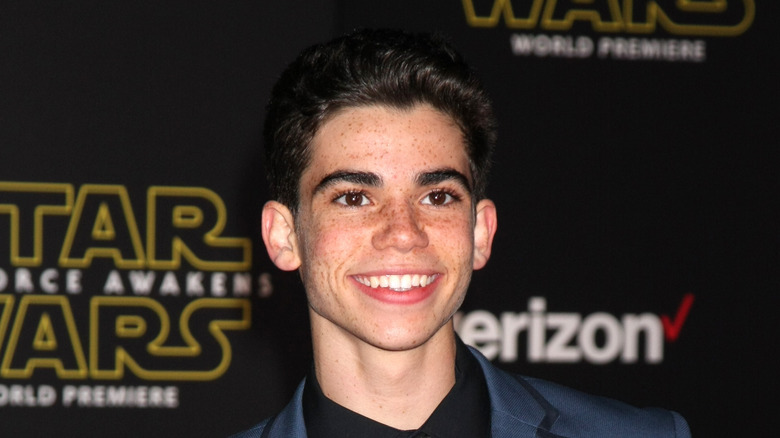 Cameron Boyce souriant sur le tapis rouge