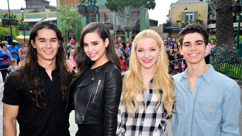 Cameron Boyce pose avec Booboo Stewart, Sofia Carson et Dove Cameron