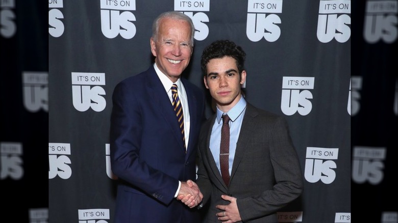 Joe Biden pose avec Cameron Boyce sur le tapis rouge