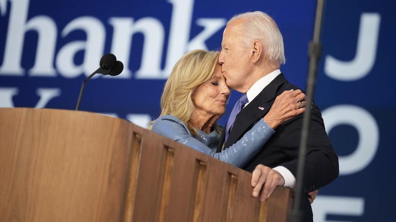 Joe Biden embrassant Jill Biden