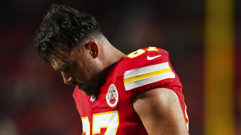 Travis Kelce baisse la tête le 4 novembre 2024