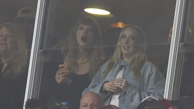 Taylor Swift s'entretient avec Brittany Mahomes au Arrowhead Stadium le 4 novembre 2024