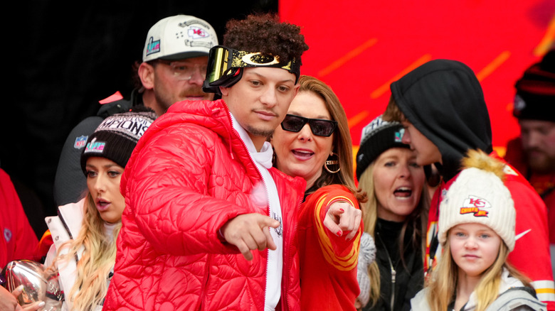 Patrick Mahomes et sa mère Randi Mahomes en février 2023